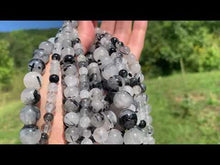 Charger et lire la vidéo dans la visionneuse de la Galerie, Perles en quartz avec inclusions de tourmaline entre 4 et 12mm, QTU