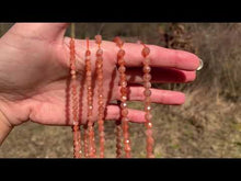 Charger et lire la vidéo dans la visionneuse de la Galerie, Perles en pierre de soleil facettées entre 3,5 et 6mm PST