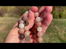 Charger et lire la vidéo dans la visionneuse de la Galerie, Perles en pierre de lune multicolore entre 6 et 10mm PLMD