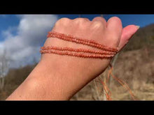 Charger et lire la vidéo dans la visionneuse de la Galerie, Perles en pierre de soleil facettées entre 2,5 et 7,5mm PSD