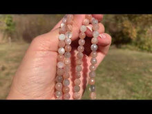 Charger et lire la vidéo dans la visionneuse de la Galerie, Perles en pierre de lune multicolore facettée entre 6 et 10mm