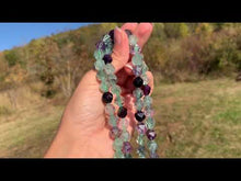 Charger et lire la vidéo dans la visionneuse de la Galerie, Perles en fluorite / fluorine forme diamant entre 6 et 10mm