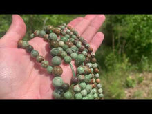 Charger et lire la vidéo dans la visionneuse de la Galerie, Perles en opale verte entre 6 et 10mm