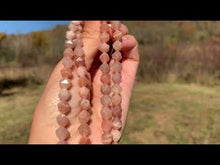 Charger et lire la vidéo dans la visionneuse de la Galerie, Perles en pierre de lune pêche, forme diamant entre 8 et 10mm