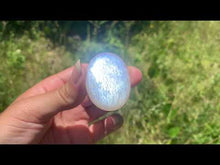 Charger et lire la vidéo dans la visionneuse de la Galerie, VENDU Labradorite blanche d'Afrique 32