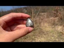 Charger et lire la vidéo dans la visionneuse de la Galerie, VENDU Quartz avec inclusions de graphite 1