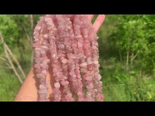 Charger et lire la vidéo dans la visionneuse de la Galerie, Perles en quartz rose, forme chips