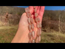 Charger et lire la vidéo dans la visionneuse de la Galerie, Perles en pierre de lune pêche, forme goutte facettée