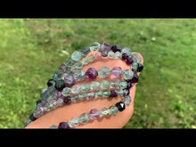 Charger et lire la vidéo dans la visionneuse de la Galerie, Perles en fluorite / fluorine forme diamant entre 6 et 10mm