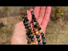 Charger et lire la vidéo dans la visionneuse de la Galerie, Perles en oeil de tigre mélangé avec de l'oeil de faucon, forme diamant entre 6 et 10mm