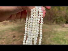 Charger et lire la vidéo dans la visionneuse de la Galerie, Perles en nacre blanche entre 2 et 12mm