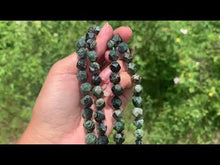 Charger et lire la vidéo dans la visionneuse de la Galerie, Perles en jaspe kambaba forme diamant, entre 6 et 10mm