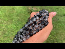 Charger et lire la vidéo dans la visionneuse de la Galerie, Perles en quartz avec inclusions de tourmaline entre 4 et 10mm, QTD