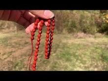 Charger et lire la vidéo dans la visionneuse de la Galerie, Perles en jaspe rouge, forme diamant entre 6 et 10mm