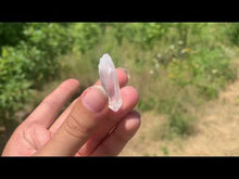 Charger et lire la vidéo dans la visionneuse de la Galerie, Cristal de roche, pointe brut, taille moyenne