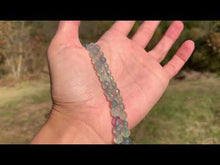 Charger et lire la vidéo dans la visionneuse de la Galerie, Perles en fluorite / fluorine facettée entre 6 et 10mm