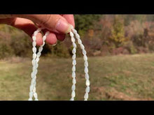Charger et lire la vidéo dans la visionneuse de la Galerie, Perles en nacre blanche forme goutte