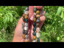 Charger et lire la vidéo dans la visionneuse de la Galerie, Perles en jaspe océan, forme de petit galet