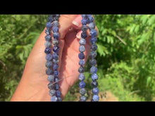 Charger et lire la vidéo dans la visionneuse de la Galerie, Perles en sodalite, forme diamant entre 6 et 12mm