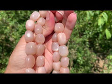 Charger et lire la vidéo dans la visionneuse de la Galerie, Perles en pierre de lune pêche, galet de taille moyenne