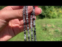 Charger et lire la vidéo dans la visionneuse de la Galerie, Perles en quartz avec inclusions de tourmaline entre 4 et 10mm, QTD