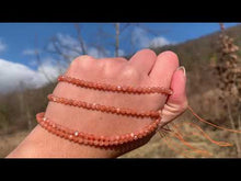 Charger et lire la vidéo dans la visionneuse de la Galerie, Perles en pierre de soleil facettées entre 3,5 et 6mm PST