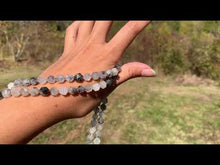 Charger et lire la vidéo dans la visionneuse de la Galerie, Perles en quartz avec inclusions de tourmaline forme diamant entre 6 et 10mm