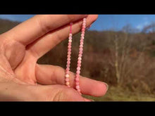 Charger et lire la vidéo dans la visionneuse de la Galerie, Perles en opale commune rose facettées entre 2,5 et 4mm