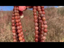 Charger et lire la vidéo dans la visionneuse de la Galerie, Perles en aventurine de couleur aubergine entre 6 et 10mm