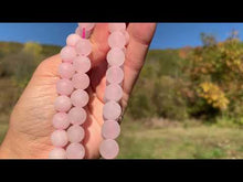 Charger et lire la vidéo dans la visionneuse de la Galerie, Perles en quartz rose mate entre 4 et 12mm