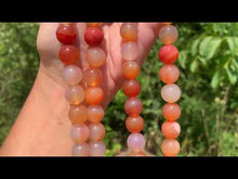 Charger et lire la vidéo dans la visionneuse de la Galerie, Perles en agate mélangée avec des cornalines entre 4 et 14mm