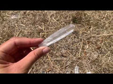 Charger et lire la vidéo dans la visionneuse de la Galerie, Cristal de roche, brut, pointe "grande" taille