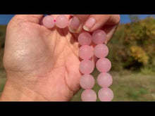Charger et lire la vidéo dans la visionneuse de la Galerie, Perles en quartz rose mate entre 4 et 12mm