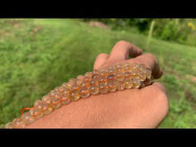 Charger et lire la vidéo dans la visionneuse de la Galerie, Perles en quartz à inclusions de rutile entre 6 et 12mm QRD