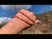 Charger et lire la vidéo dans la visionneuse de la Galerie, Perles en pierre de soleil facettées entre 3,5 et 6mm PST