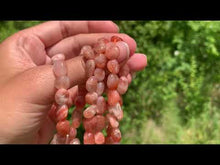 Charger et lire la vidéo dans la visionneuse de la Galerie, Perles en pierre de soleil, forme petits galets 10-12mm