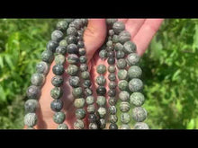 Charger et lire la vidéo dans la visionneuse de la Galerie, Perles en chrysotile serpentine entre 4 et 10mm