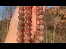 Charger et lire la vidéo dans la visionneuse de la Galerie, Perles en pierre de lune pêche entre 4 et 10mm PLPU