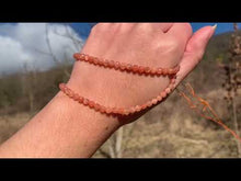 Charger et lire la vidéo dans la visionneuse de la Galerie, Perles en pierre de soleil facettées entre 3,5 et 6mm PST