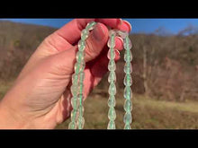 Charger et lire la vidéo dans la visionneuse de la Galerie, Perles en prehnite, forme goutte