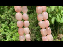 Charger et lire la vidéo dans la visionneuse de la Galerie, Perles en pierre de lune pêche, galet de taille moyenne