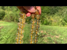 Charger et lire la vidéo dans la visionneuse de la Galerie, Perles en quartz à inclusions de rutile entre 6 et 12mm QRD