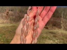 Charger et lire la vidéo dans la visionneuse de la Galerie, Perles en pierre de lune pêche, forme goutte facettée