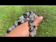 Charger et lire la vidéo dans la visionneuse de la Galerie, Perles en quartz avec inclusions de tourmaline entre 4 et 12mm, QTU