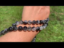 Charger et lire la vidéo dans la visionneuse de la Galerie, Perles en quartz avec inclusions de tourmaline entre 8 et 12mm, QTT