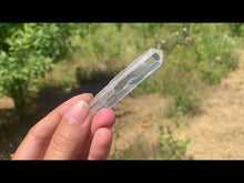 Charger et lire la vidéo dans la visionneuse de la Galerie, Cristal de roche, brut, pointe "grande" taille