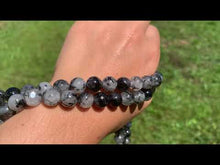 Charger et lire la vidéo dans la visionneuse de la Galerie, Perles en quartz avec inclusions de tourmaline entre 4 et 10mm, QTD