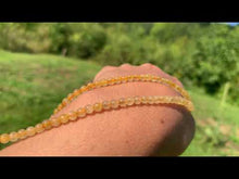 Charger et lire la vidéo dans la visionneuse de la Galerie, Perles en quartz à inclusions de rutile entre 4 et 12mm QRU