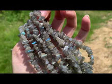 Charger et lire la vidéo dans la visionneuse de la Galerie, Perles en labradorite, forme chips