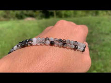 Charger et lire la vidéo dans la visionneuse de la Galerie, Perles en quartz avec inclusions de tourmaline entre 4 et 12mm, QTU